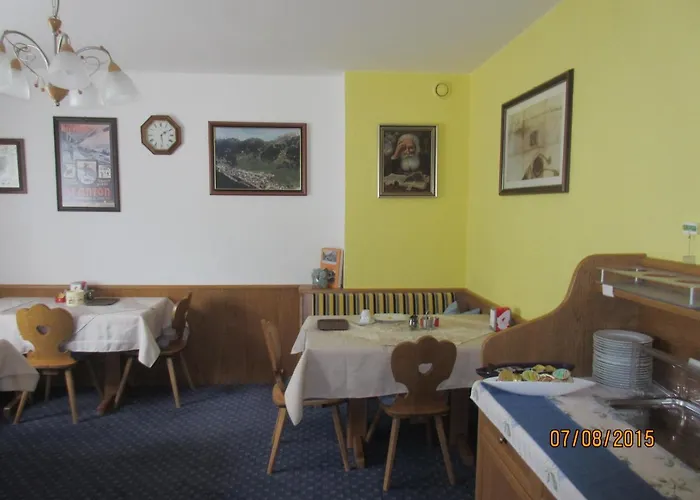 לינה וארוחת בוקר Haus Fallesin